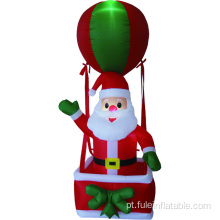 Papai Noel inflável de feriado feliz em um balão de ar quente